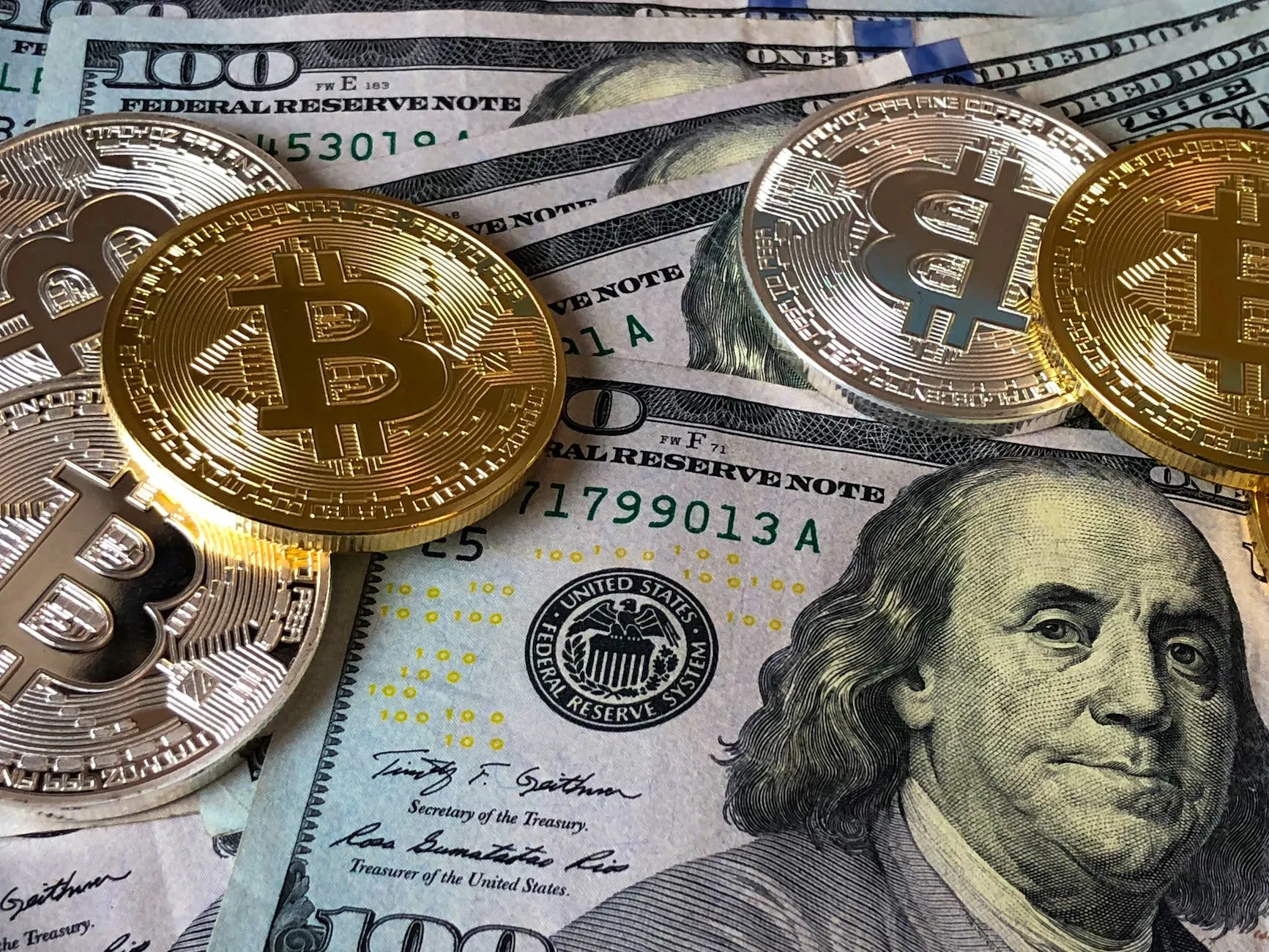 عملات بيتكوين وأوراق نقدية بالدولار الأمريكي